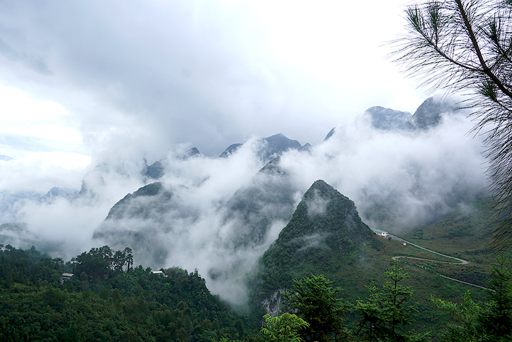 Chasing clouds at the summit of Ma Pi Leng Pass